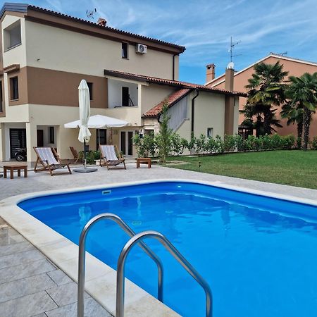 App Sandro With Common Pool Porec Bagian luar foto