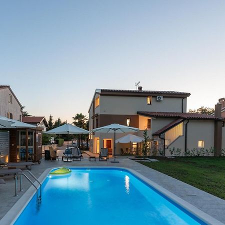 App Sandro With Common Pool Porec Bagian luar foto
