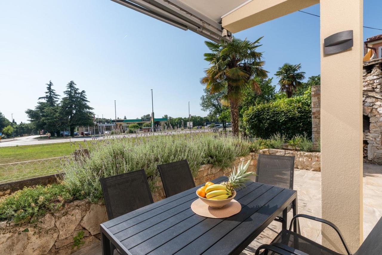 App Sandro With Common Pool Porec Bagian luar foto