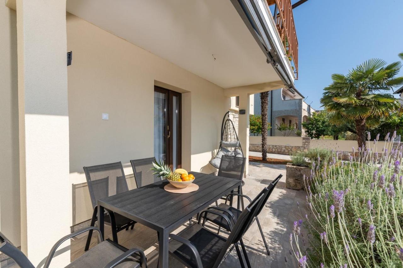 App Sandro With Common Pool Porec Bagian luar foto