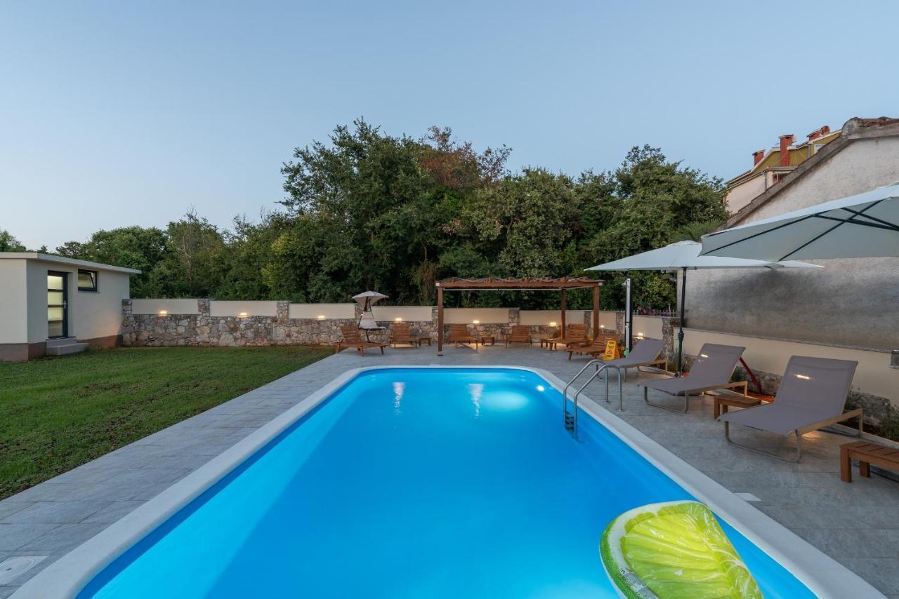 App Sandro With Common Pool Porec Bagian luar foto