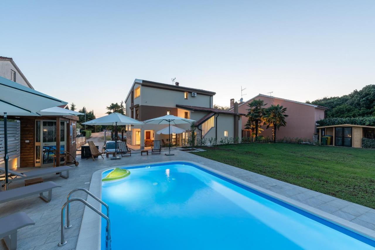 App Sandro With Common Pool Porec Bagian luar foto