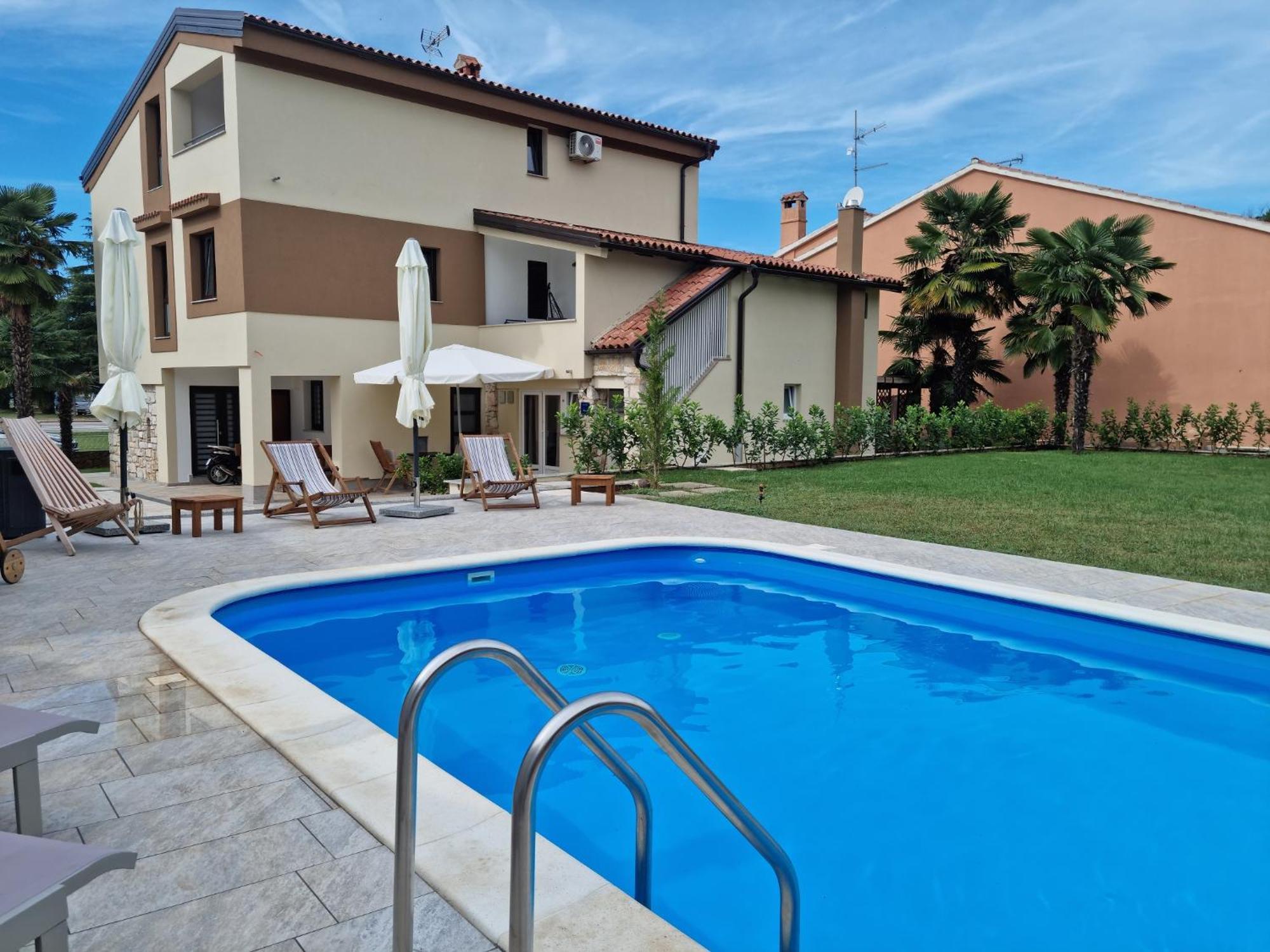 App Sandro With Common Pool Porec Bagian luar foto